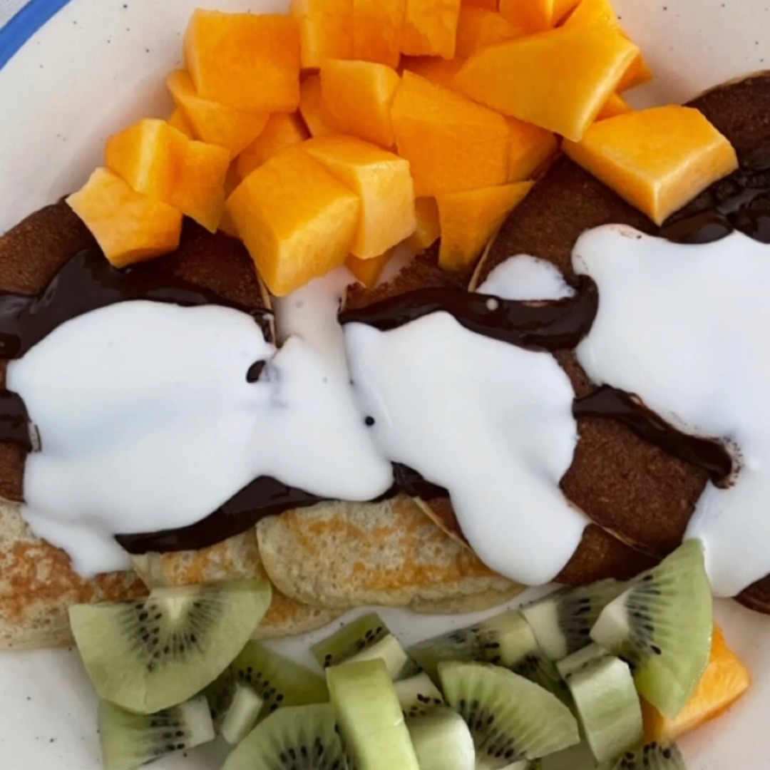 Pancakes de plátano con yogur, fruta y chocolate. Pancakes de plátano con yogur, fruta y chocolate.