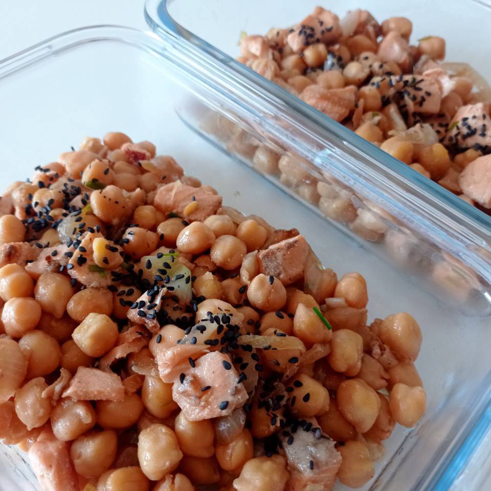 Wok de garbanzos con salmón
