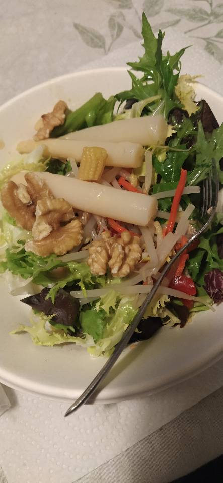 Bole de Ensalada de mezclum con espárragos mezcla china de brotes, zanahoria y mazorquitas con nueces. Bole de Ensalada de mezclum con espárragos mezcla china de brotes, zanahoria y mazorquitas con nueces.