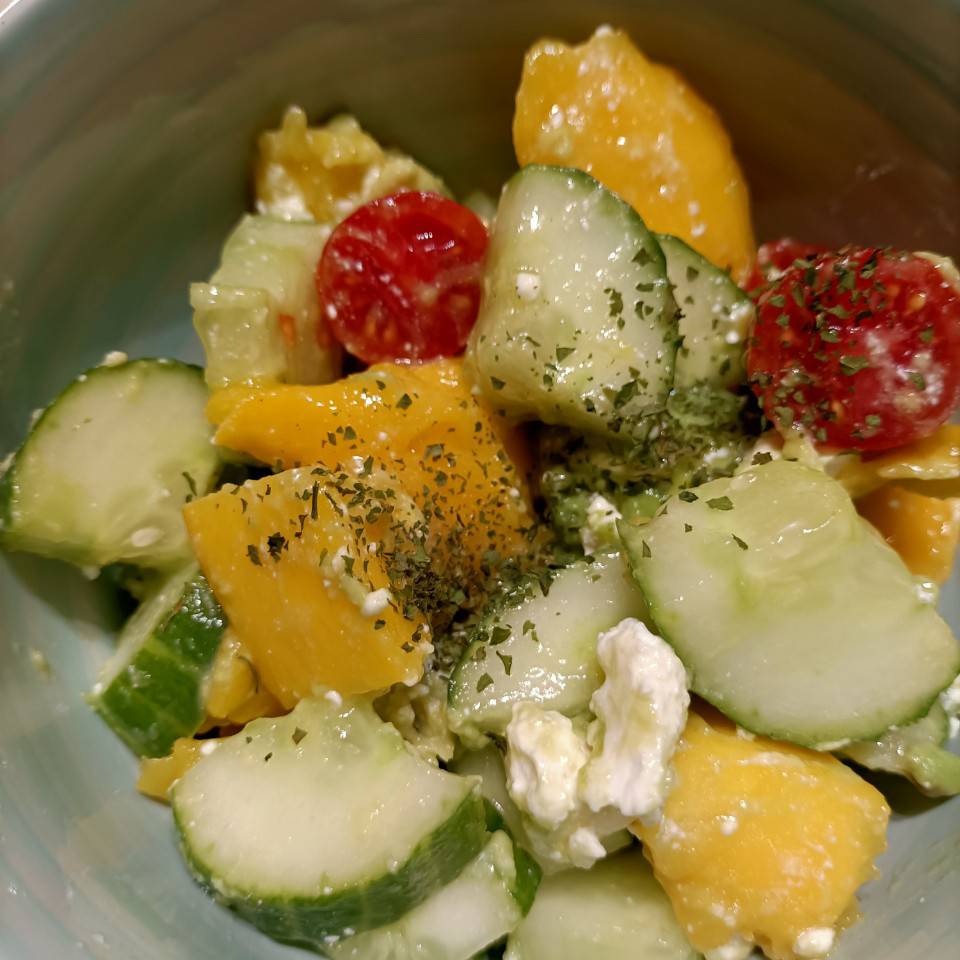 Ensalada fría de mango, pepino tomates cherry, aguacate y queso Feta. Ensalada fría de mango, pepino tomates cherry, aguacate y queso Feta.