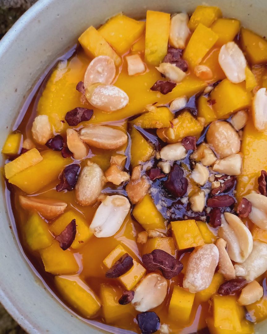 Avena cremosa de mango 🥭, cacahuete en polvo 🥜 y cúrcuma 🧡.