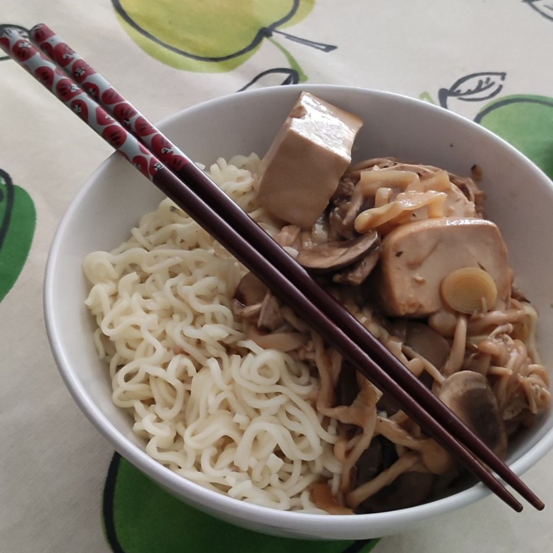 Tofu salteado con setas Tofu salteado con setas