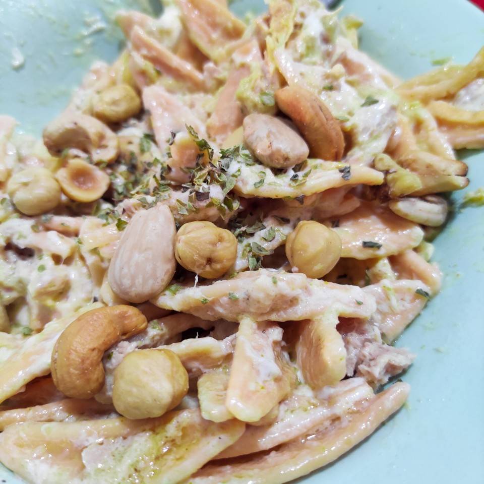 Pasta con queso crema y frutos secos Pasta con queso crema y frutos secos