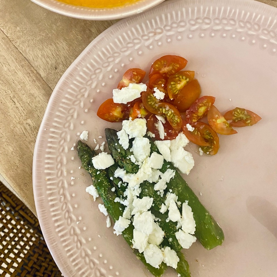 Espárragos trigueros con queso feta