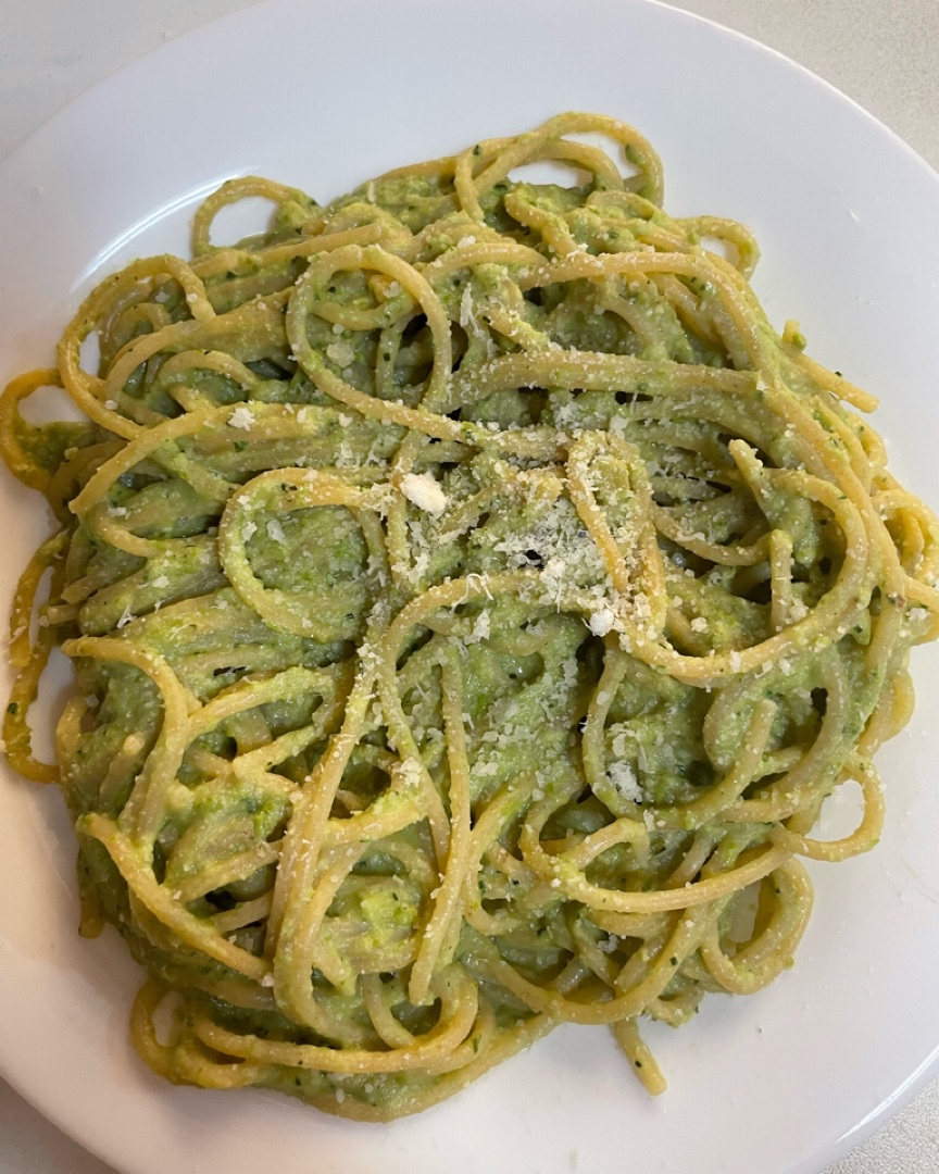 Espaguetis integrales con pesto de calabacín, guisantes y albahaca😋