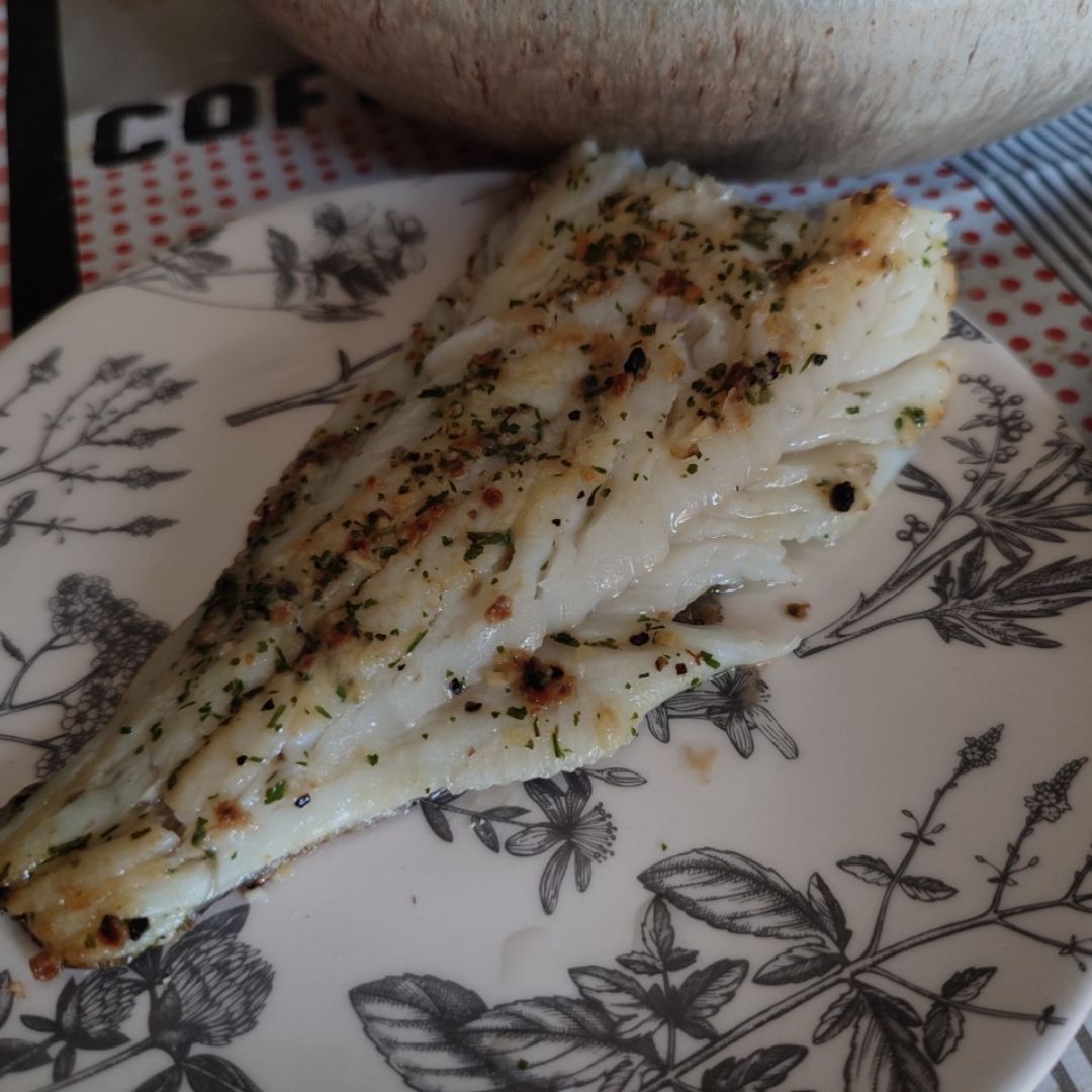 Bacalao al ajillo con especias y ensalada de tomate, queso fresco de cabra y katsuobushi. Bacalao al ajillo con especias y ensalada de tomate, queso fresco de cabra y katsuobushi.