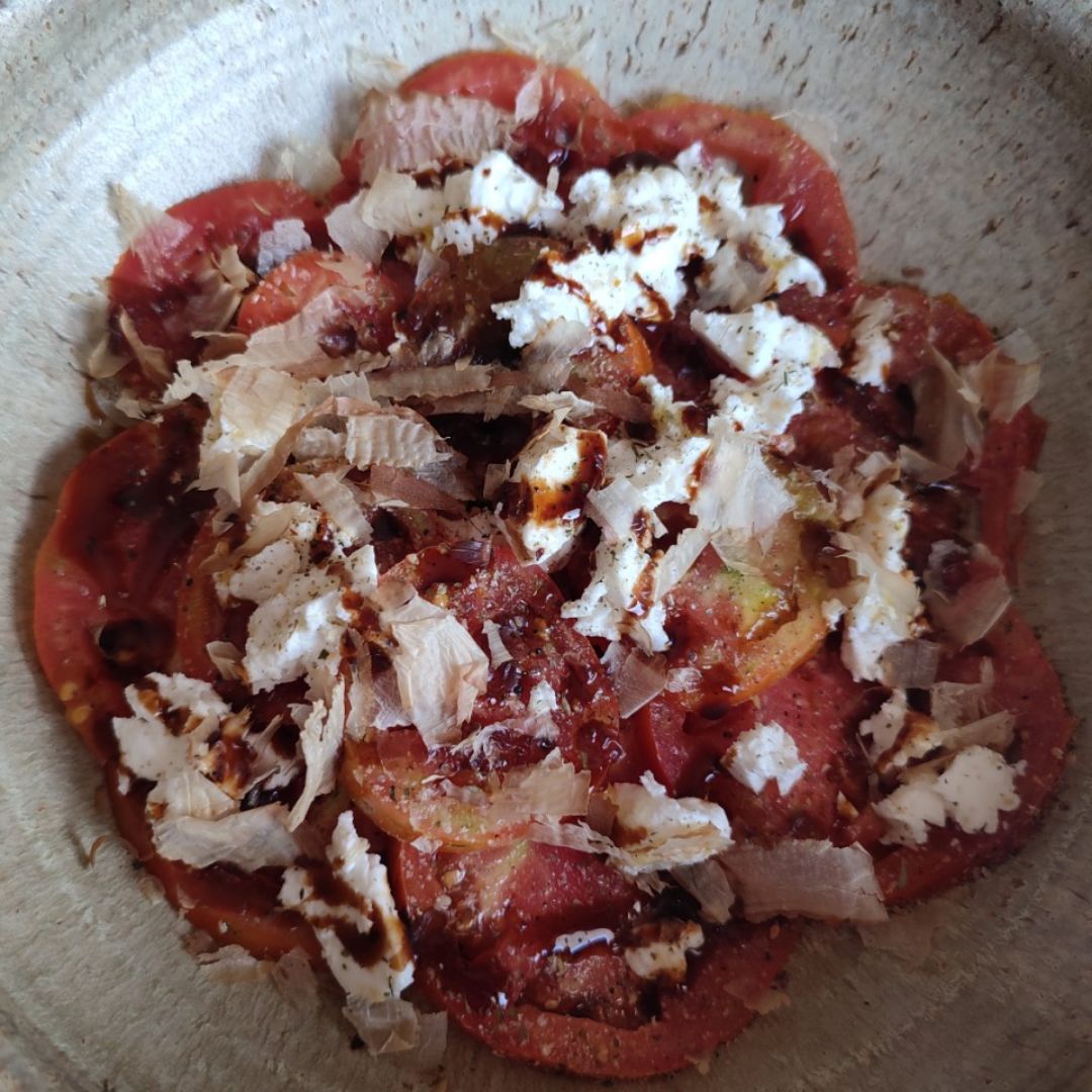 Bacalao al ajillo con especias y ensalada de tomate, queso fresco de cabra y katsuobushi. Paso 3 Bacalao al ajillo con especias y ensalada de tomate, queso fresco de cabra y katsuobushi. Paso 3