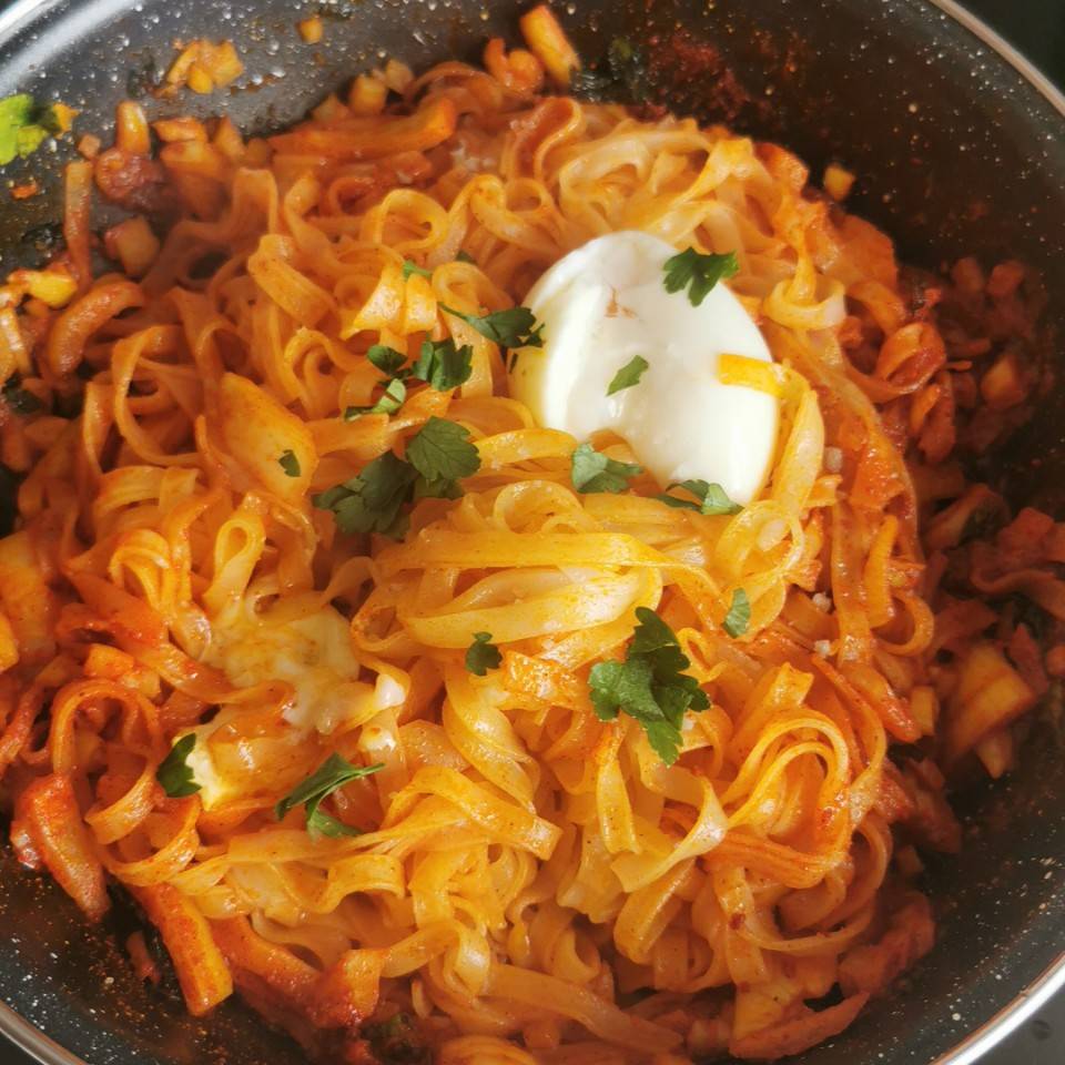 Noodles con pasta de achiote Noodles con pasta de achiote