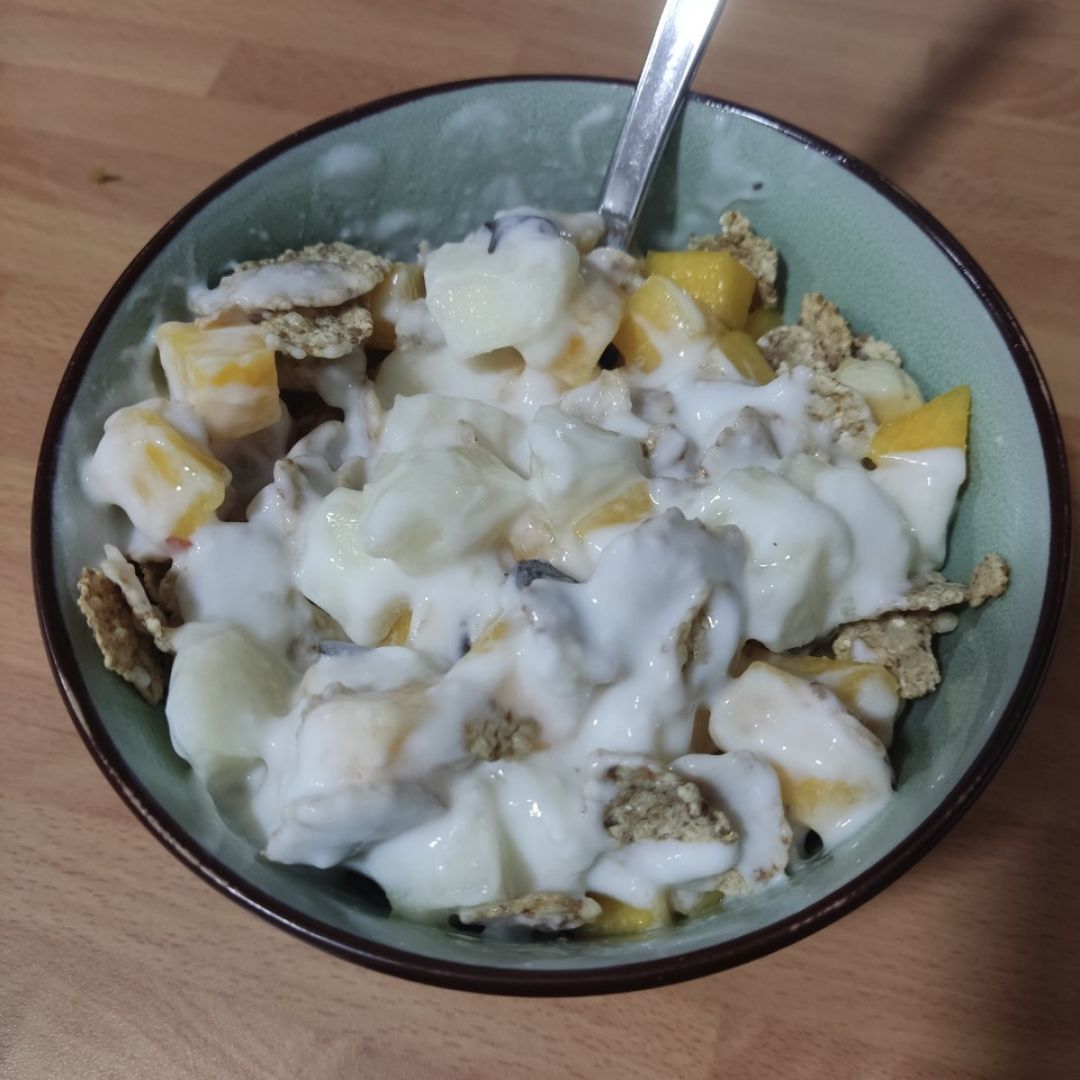 Macedonia con cereales y yogur 
