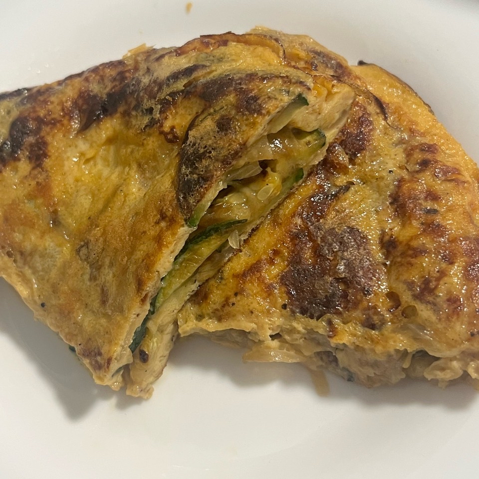 Tortilla 🥚de calabacín 🥒 con cebolla 🧅 Tortilla 🥚de calabacín 🥒 con cebolla 🧅