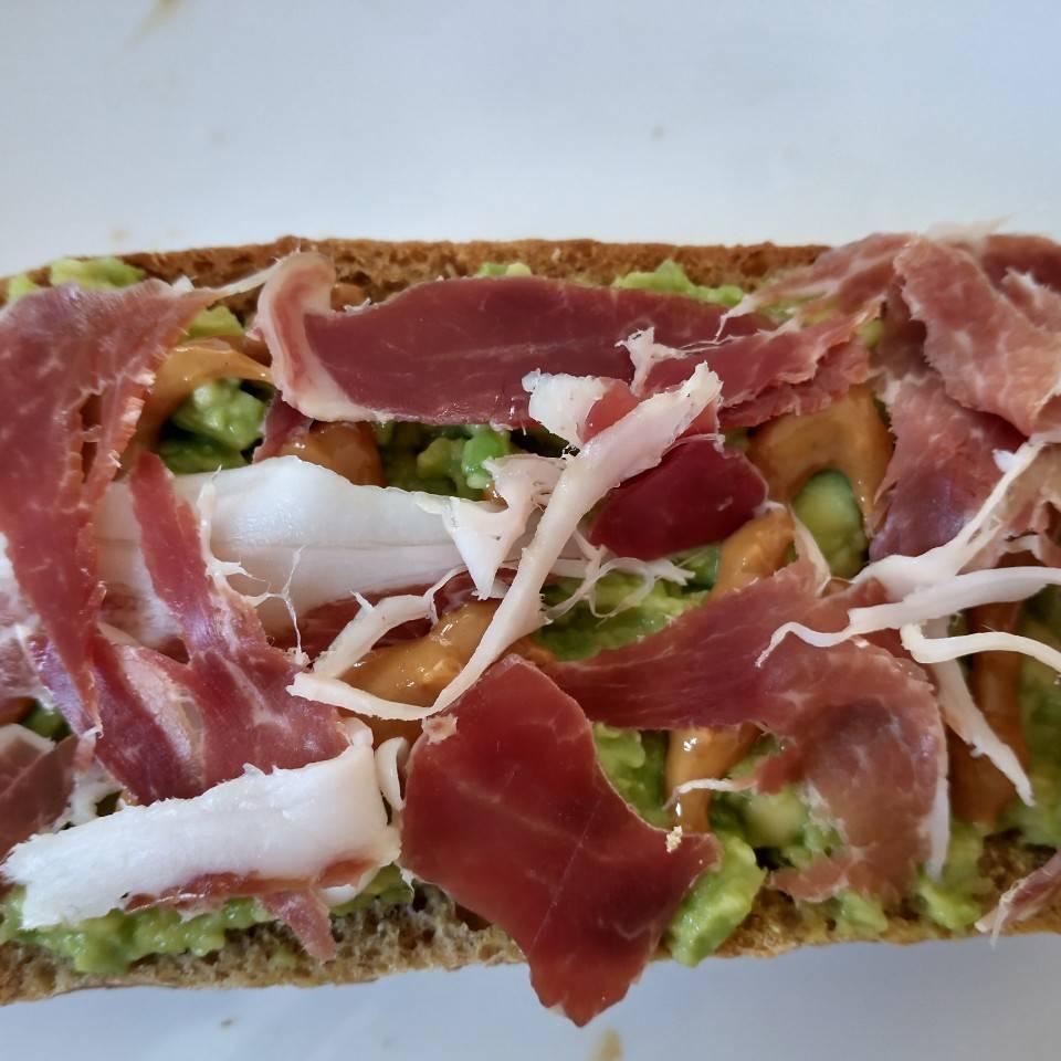 Tostada de aguacate y jamón Tostada de aguacate y jamón