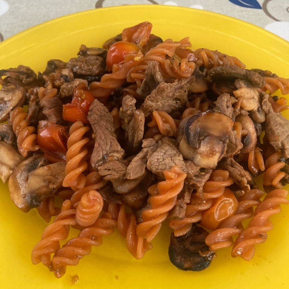 Pasta de lentejas rojas con champiñones, cherry, ternera y soja