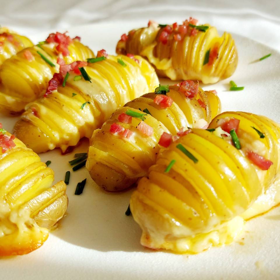 Patatas baby hasselback con jamón y queso Patatas baby hasselback con jamón y queso