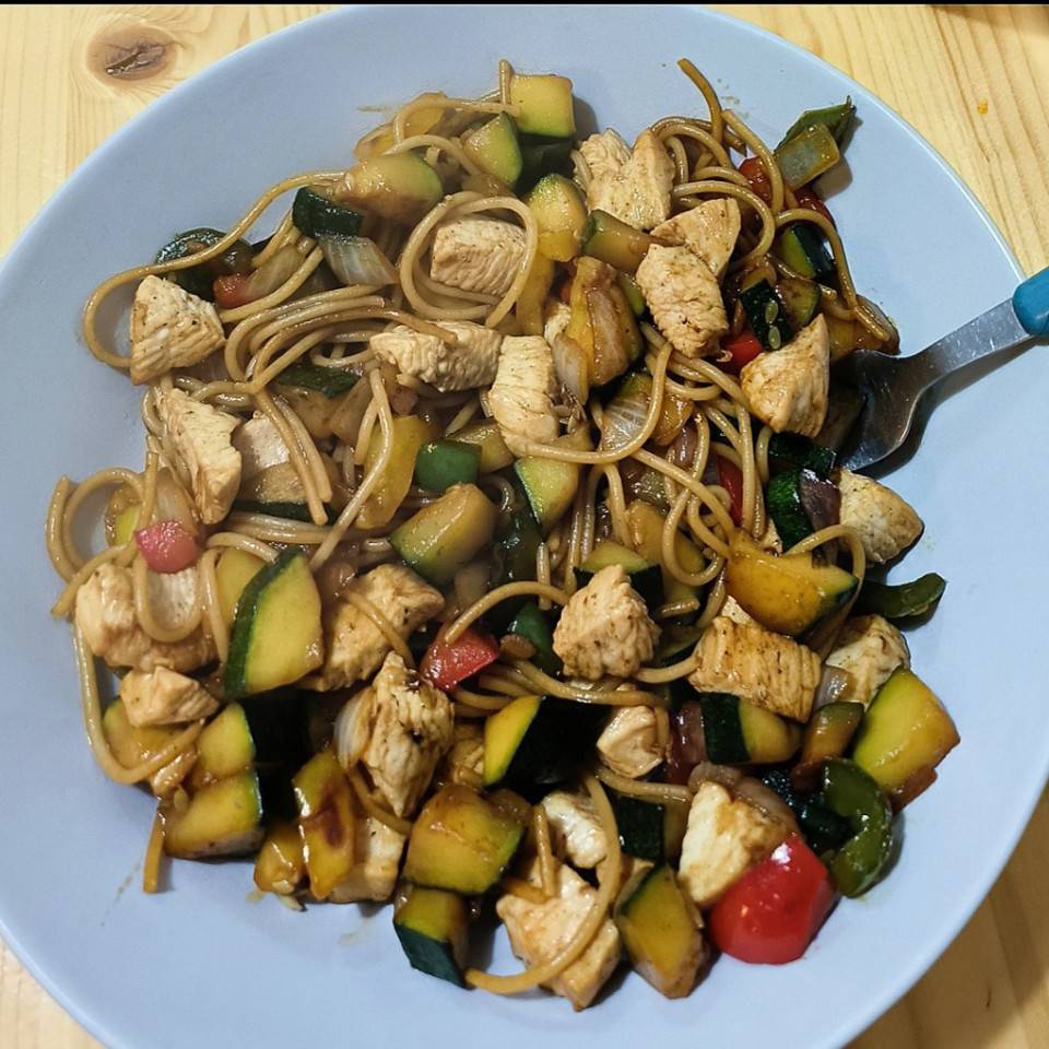 Espaguetis con pollo y verdura y salsa de soja. Espaguetis con pollo y verdura y salsa de soja.