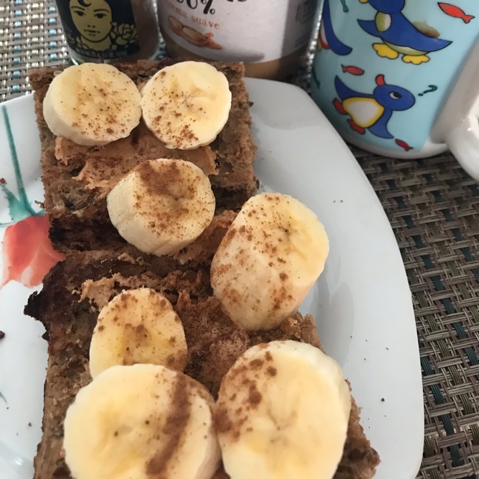 Tostada centeno, crema cacahuete y plátano 