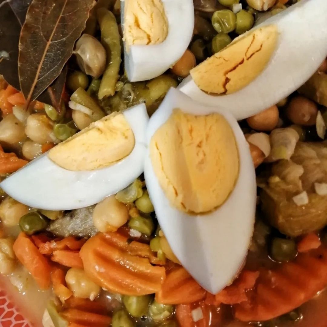Estofado de garbanzos con menestra y huevo Estofado de garbanzos con menestra y huevo