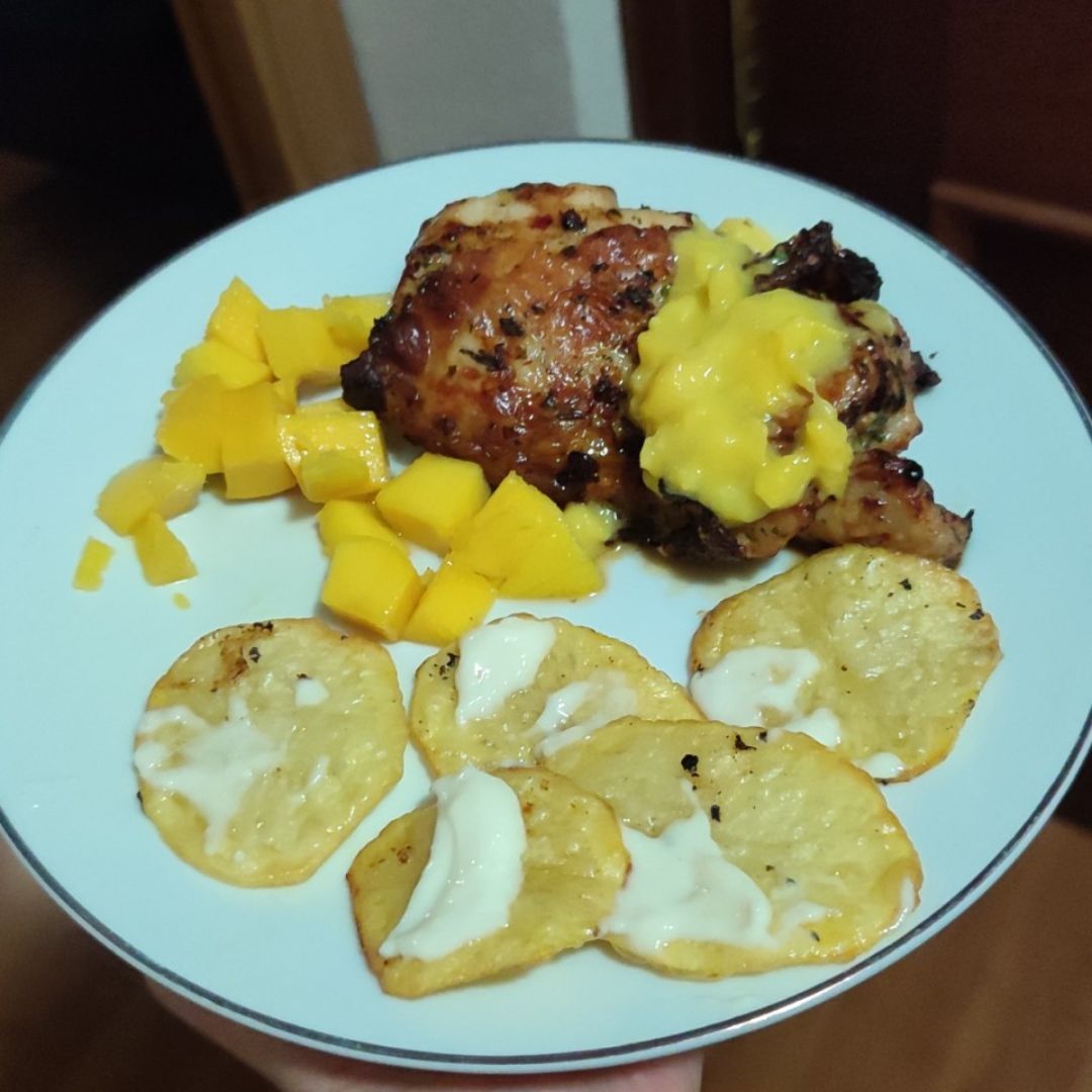Contramuslo de pollo tropical con salsa de mango. Contramuslo de pollo tropical con salsa de mango.