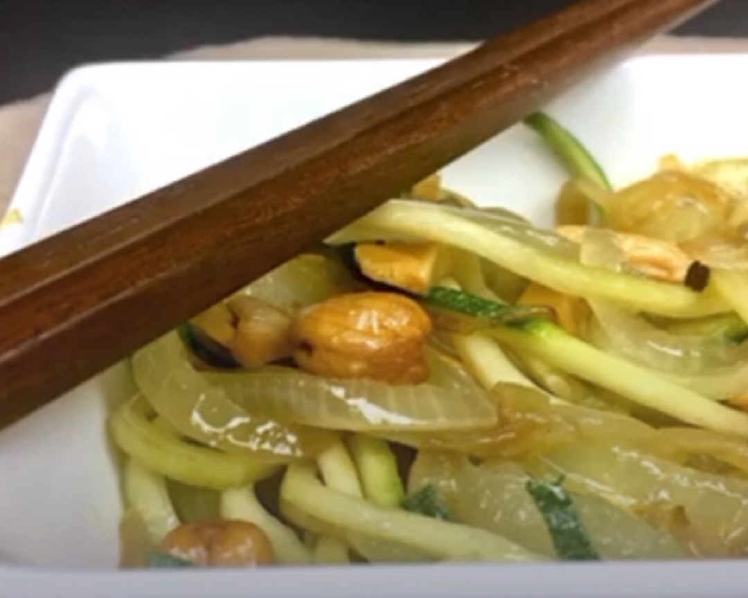 Espaguetis de calabacín con cebolla y anacardos 