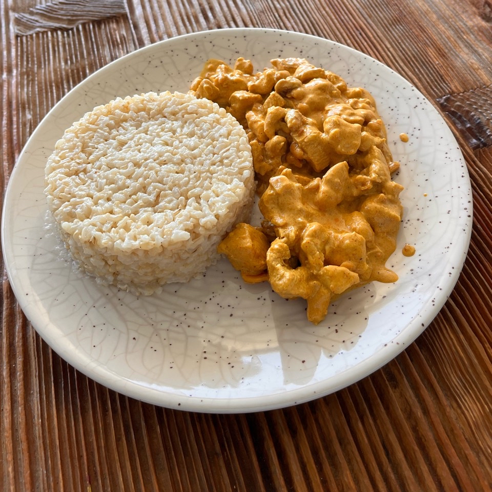 Pollo al curry con maní y arroz integral Pollo al curry con maní y arroz integral