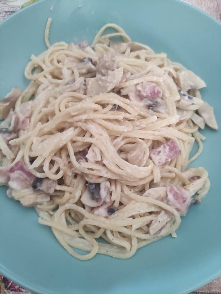 Espaguetis con bacon y champiñones Espaguetis con bacon y champiñones