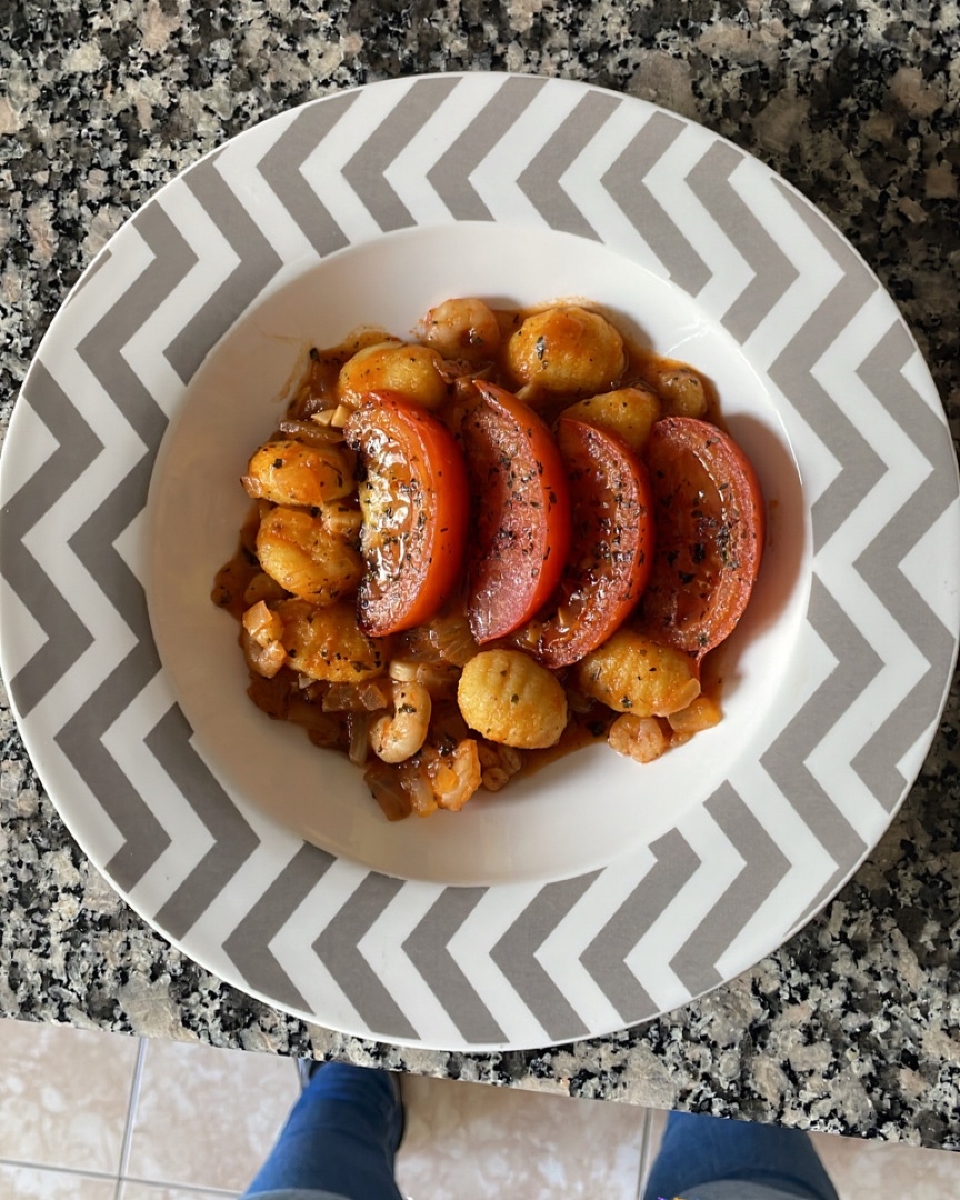 Ñoquis con tomate y gambas Ñoquis con tomate y gambas