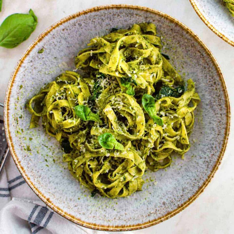 Tagliatelle al pesto con parmesano Tagliatelle al pesto con parmesano
