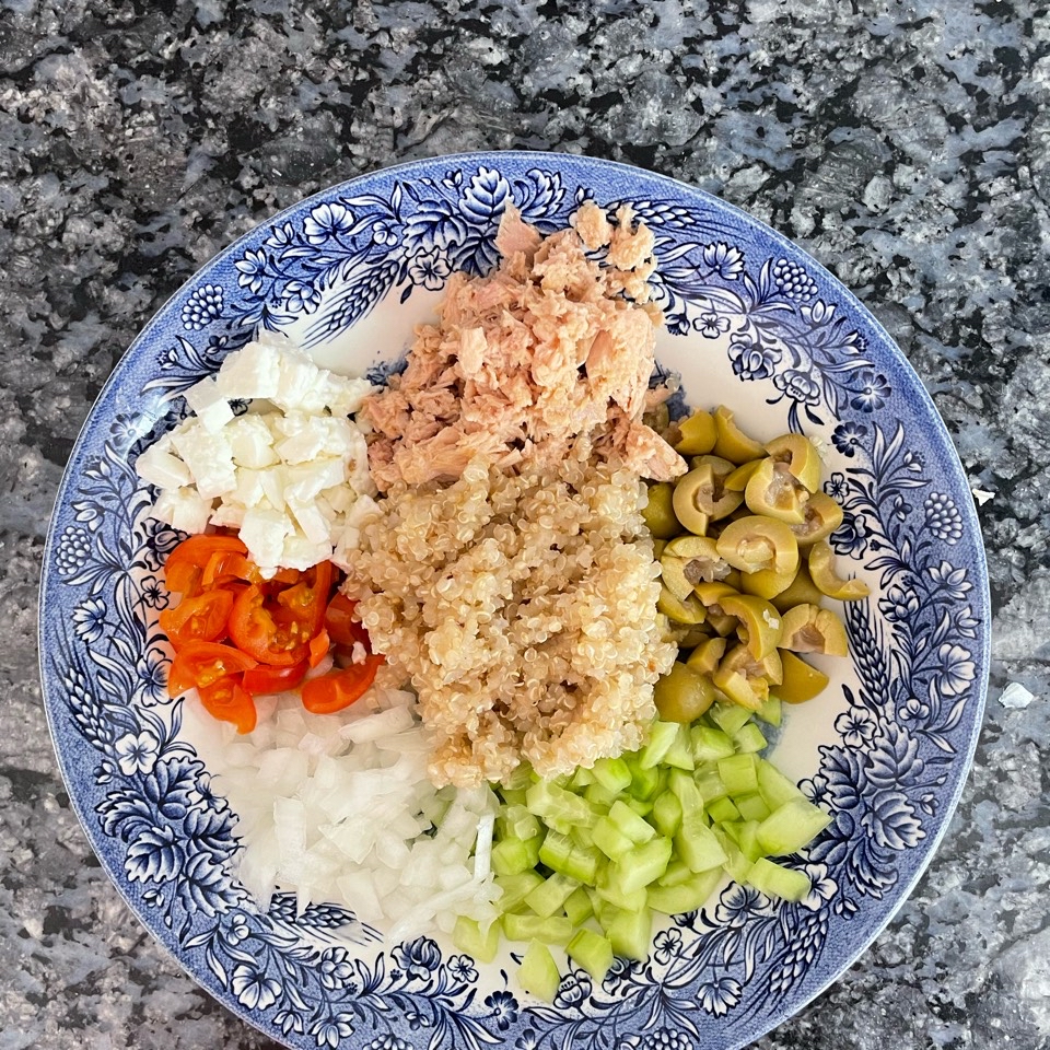 Bowl de quinoa con atún, cebolla, tomate, pepino, olivas y queso feta Bowl de quinoa con atún, cebolla, tomate, pepino, olivas y queso feta