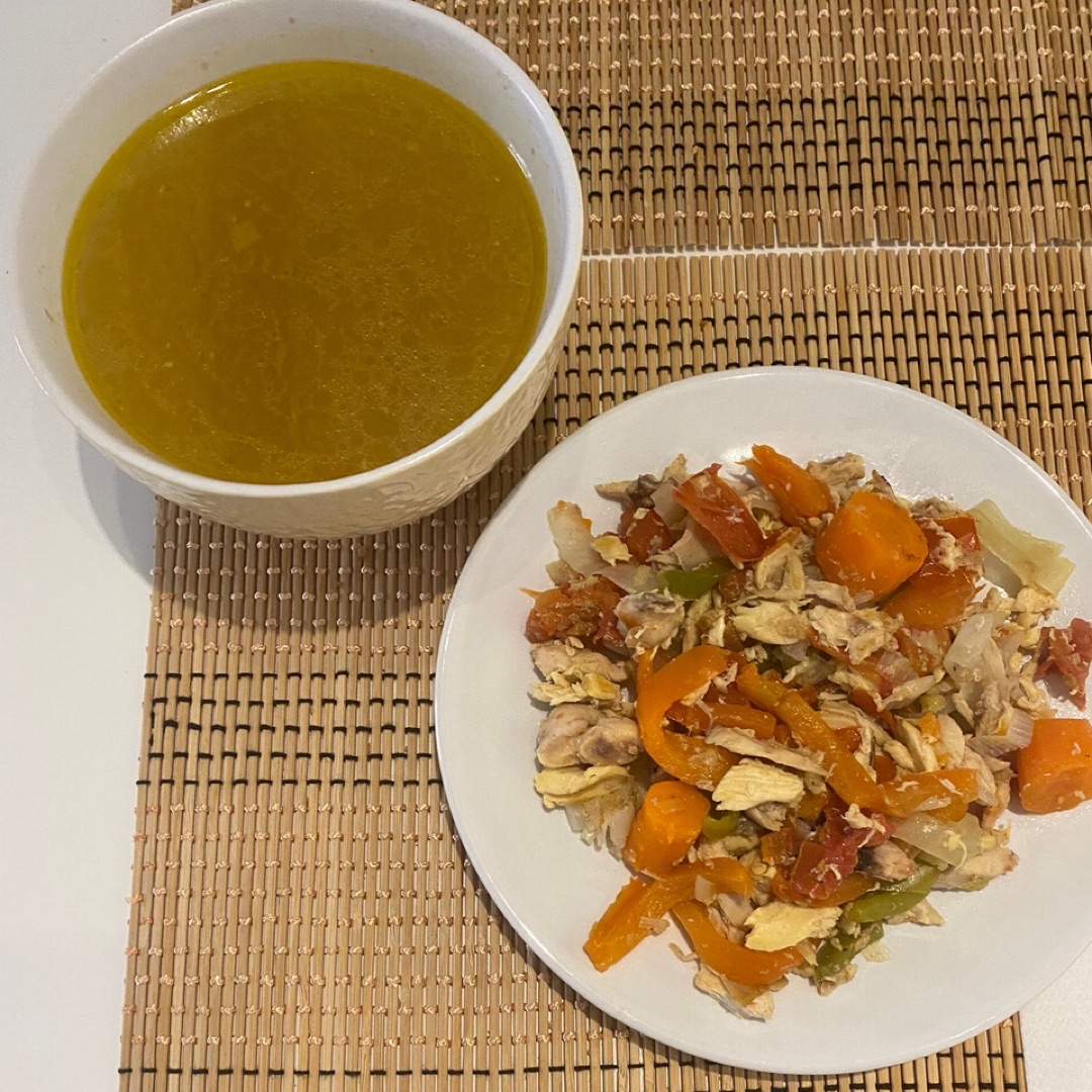 Caldo de verdura y pollo Caldo de verdura y pollo