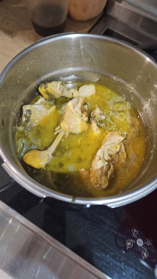 Caldo de pollo con apio y cebolla Caldo de pollo con apio y cebolla