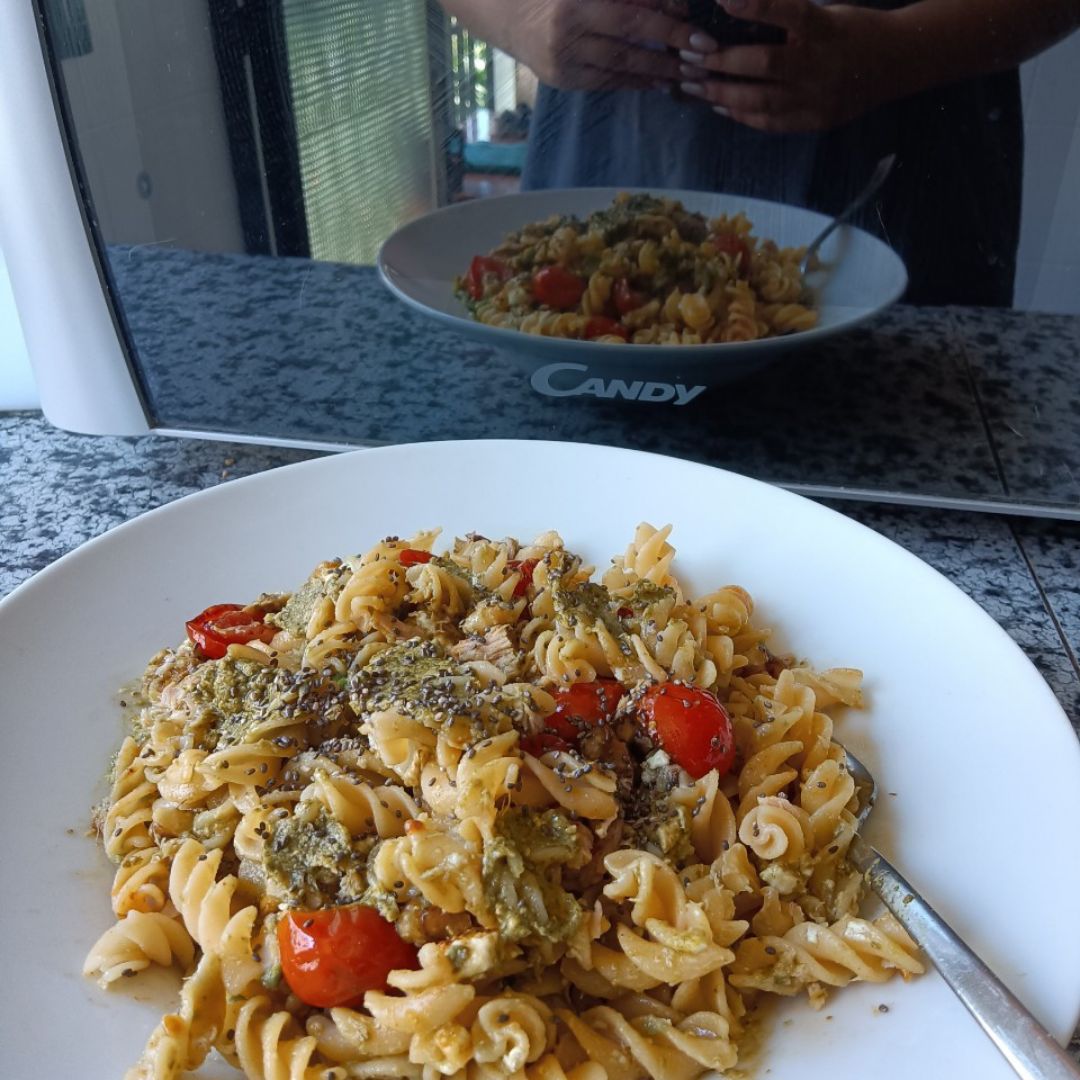 Macarrones de lentejas con verduras y pesto