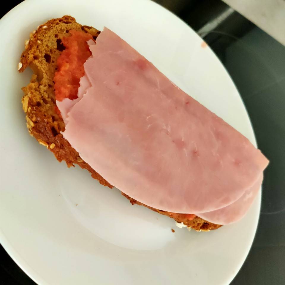 Tostada tomate y jam贸n cocido Tostada tomate y jam贸n cocido