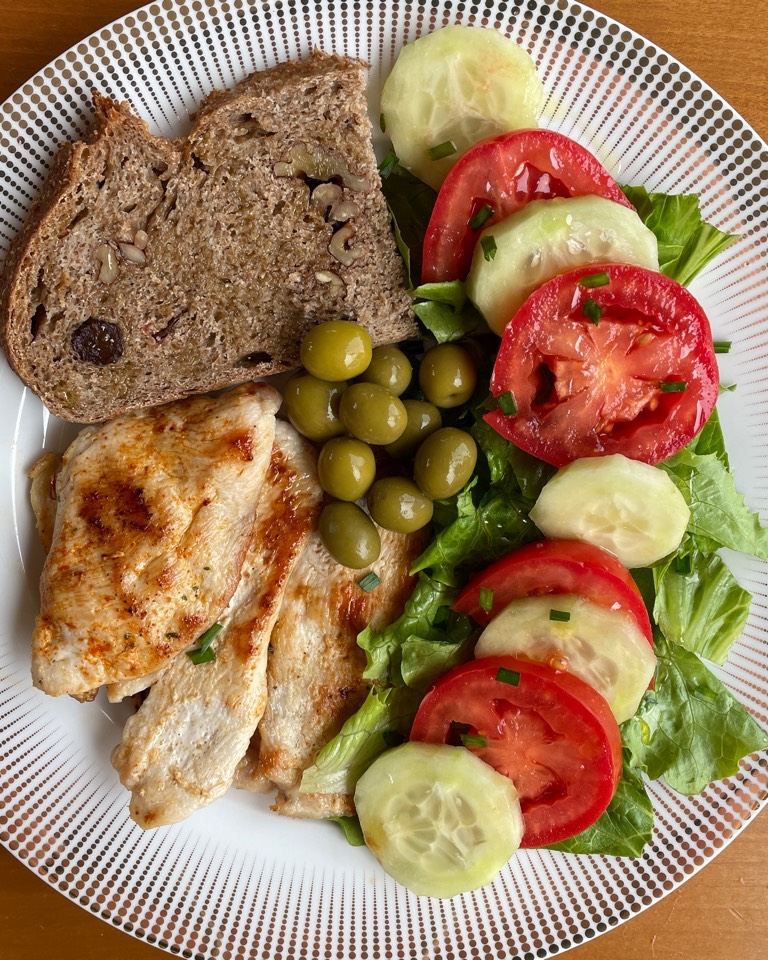 Pollo con pan integral y ensalada