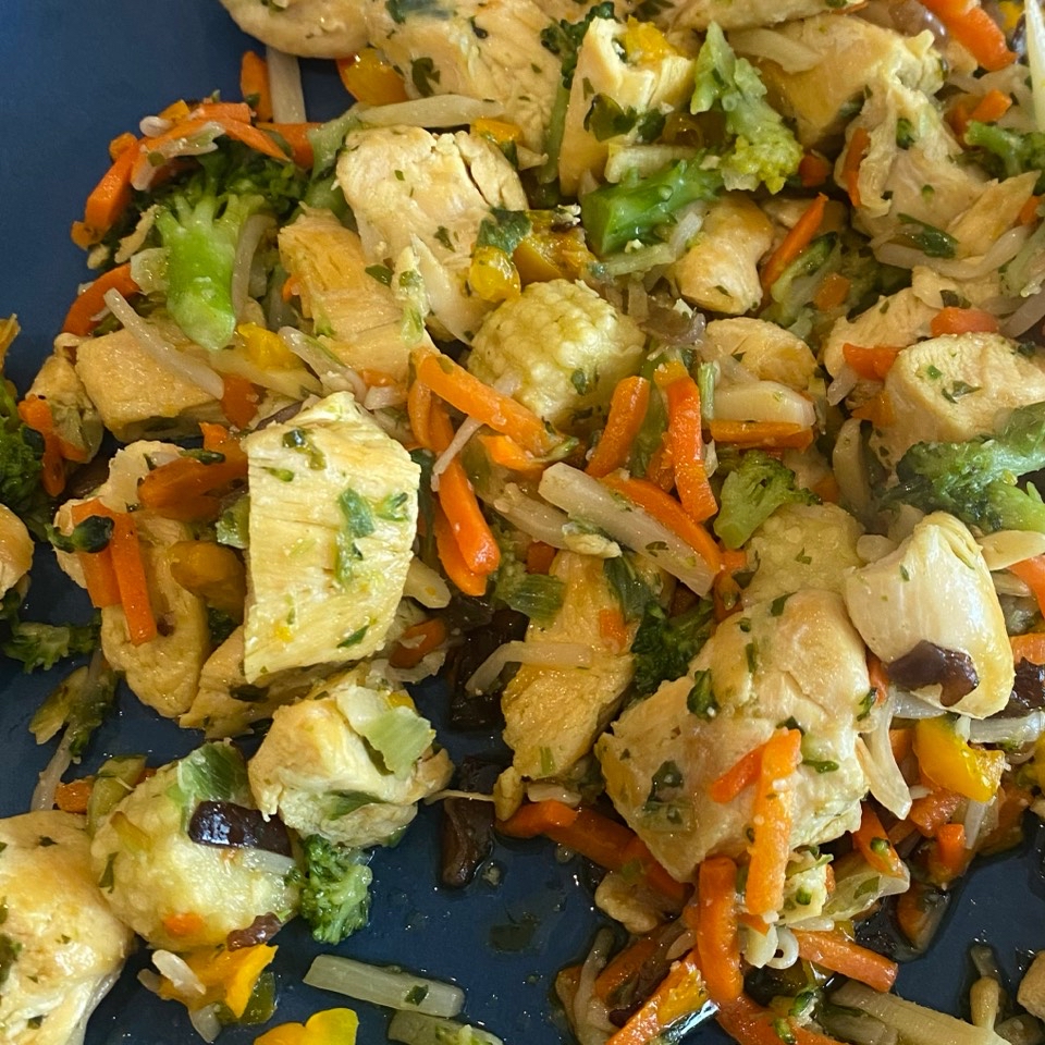 Salteado de verdura al estilo Thai con pollo Salteado de verdura al estilo Thai con pollo