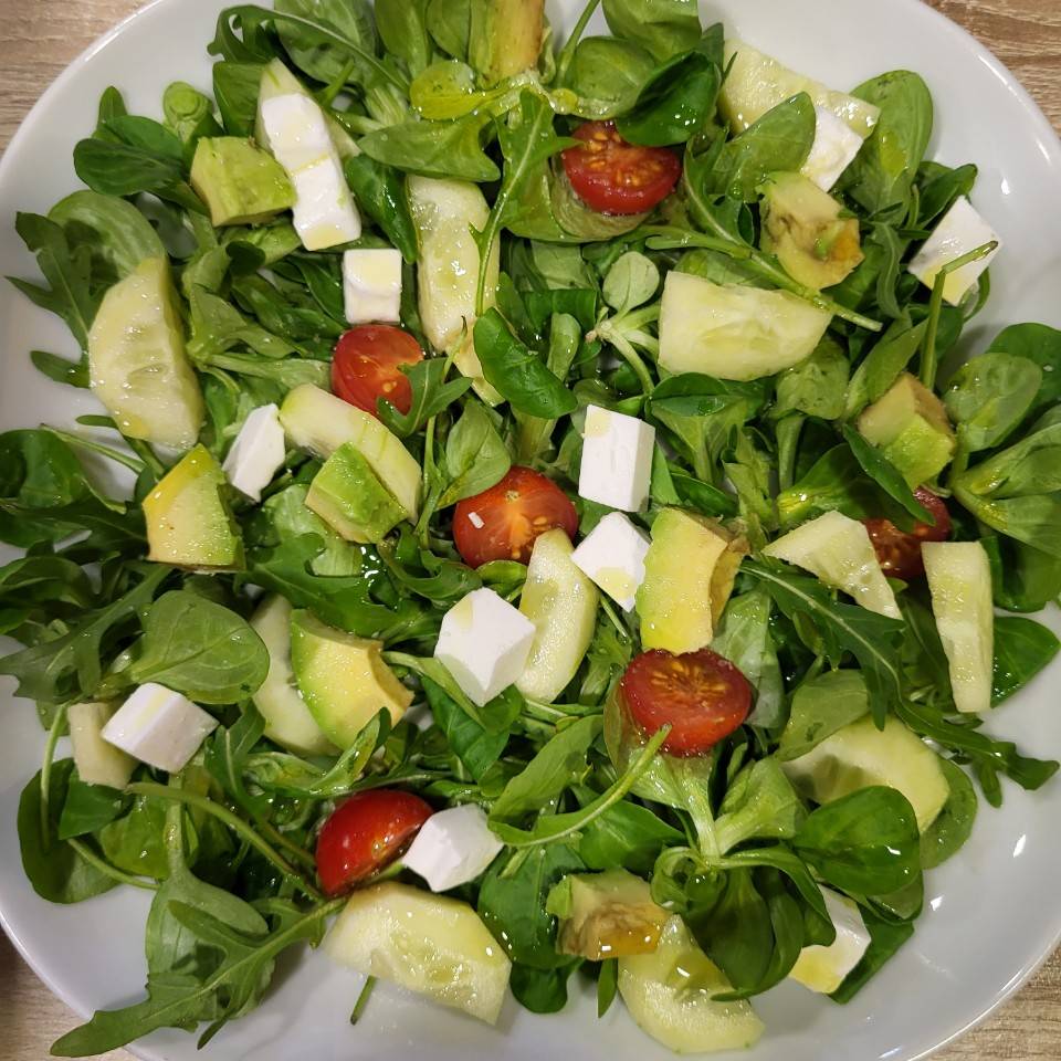 Ensalada de canónigos y rucula con cherry,Pepino, aguacate y queso vegano Ensalada de canónigos y rucula con cherry,Pepino, aguacate y queso vegano