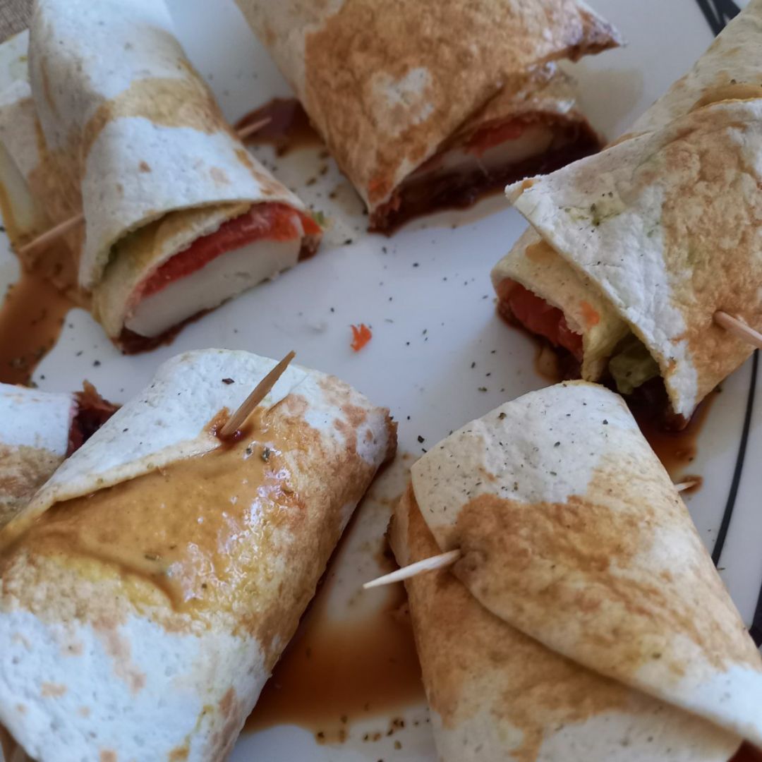 Rollitos de Salmón rojo y queso scarmoza Rollitos de Salmón rojo y queso scarmoza