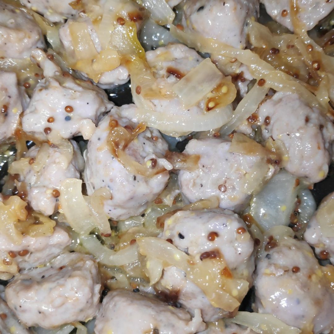 Butifarra con cebolla y mostaza