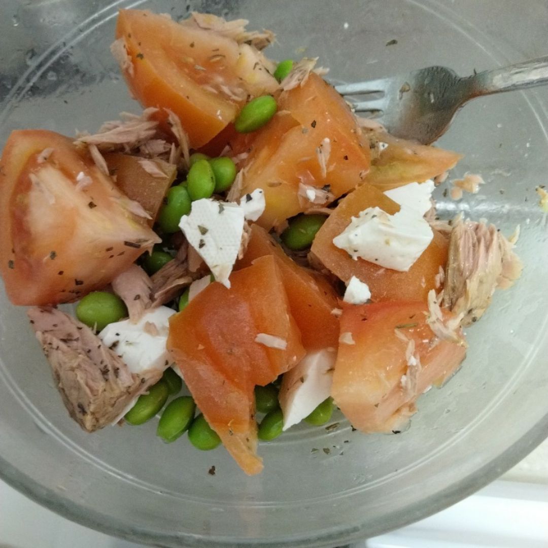 Tomate con melva, edamames y queso Tomate con melva, edamames y queso