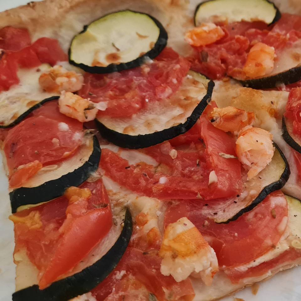 Coca de calabacin, tomate, langostinos y queso Coca de calabacin, tomate, langostinos y queso