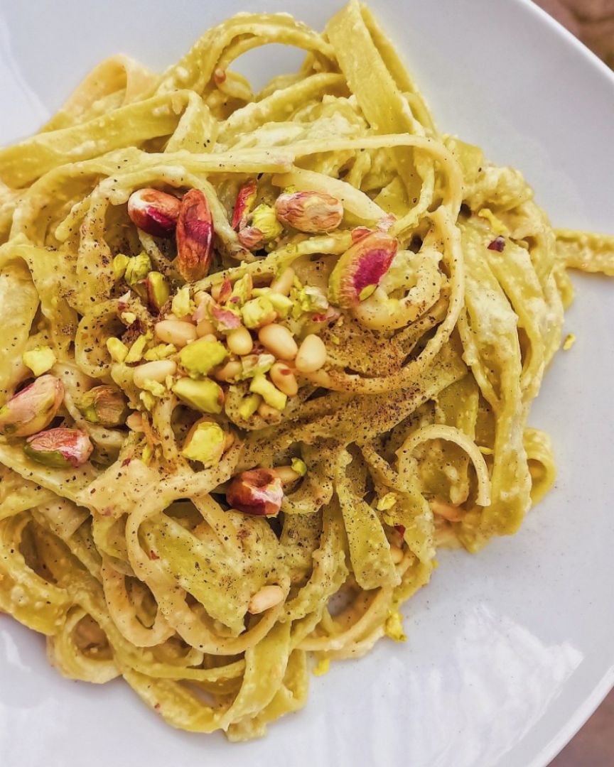 Tallarines en salsa de queso 🧀, pera 🍐 y pistachos 💚. Tallarines en salsa de queso 🧀, pera 🍐 y pistachos 💚.