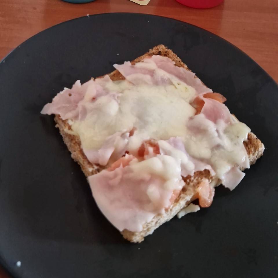 Tostada integral de queso crema, tomate rayado, pavo y queso mozzarella Tostada integral de queso crema, tomate rayado, pavo y queso mozzarella
