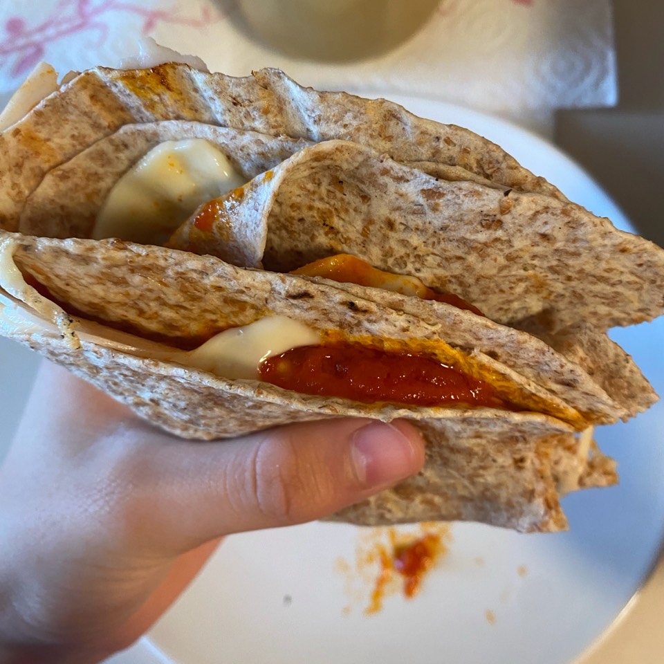 Tostada con: tomate, queso y jamón y un yogur griego natural Tostada con: tomate, queso y jamón y un yogur griego natural