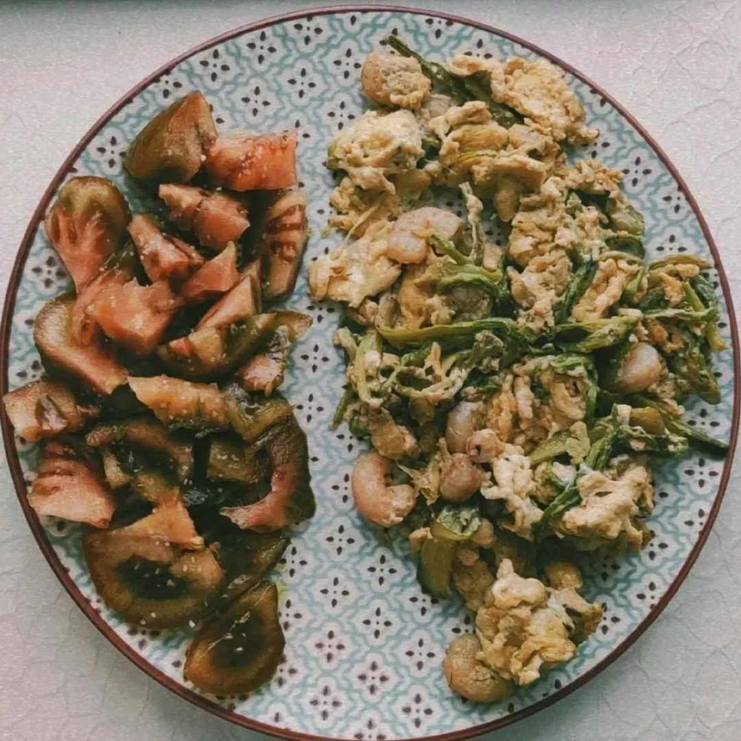 Revuelto de tagarninas con gambas Revuelto de tagarninas con gambas