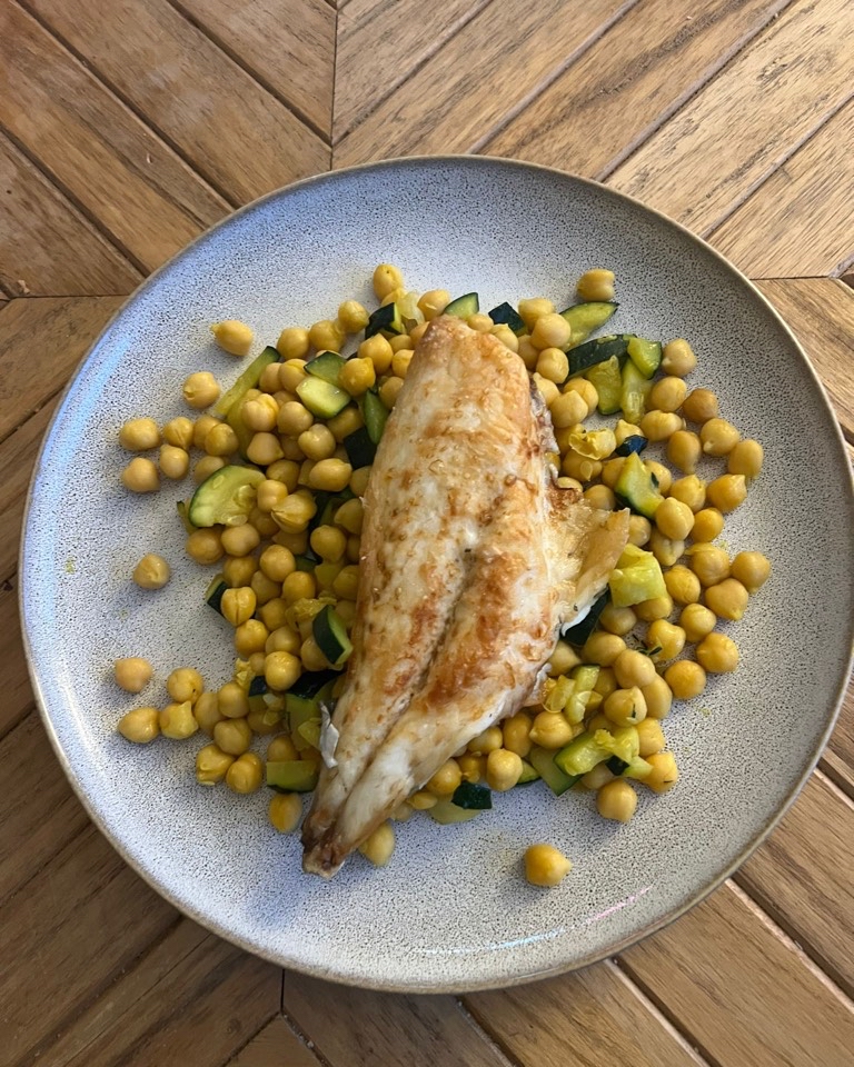 Dorada con garbanzos y calabacín Dorada con garbanzos y calabacín