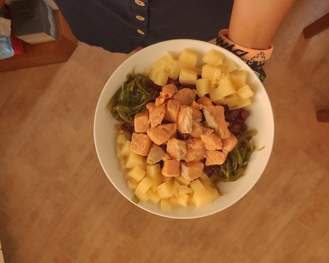 Poke alubias rojas y salmón marinado Poke alubias rojas y salmón marinado