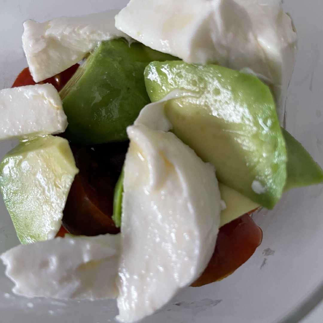 Mini ensalada de tomate, aguacate y mozarella Mini ensalada de tomate, aguacate y mozarella