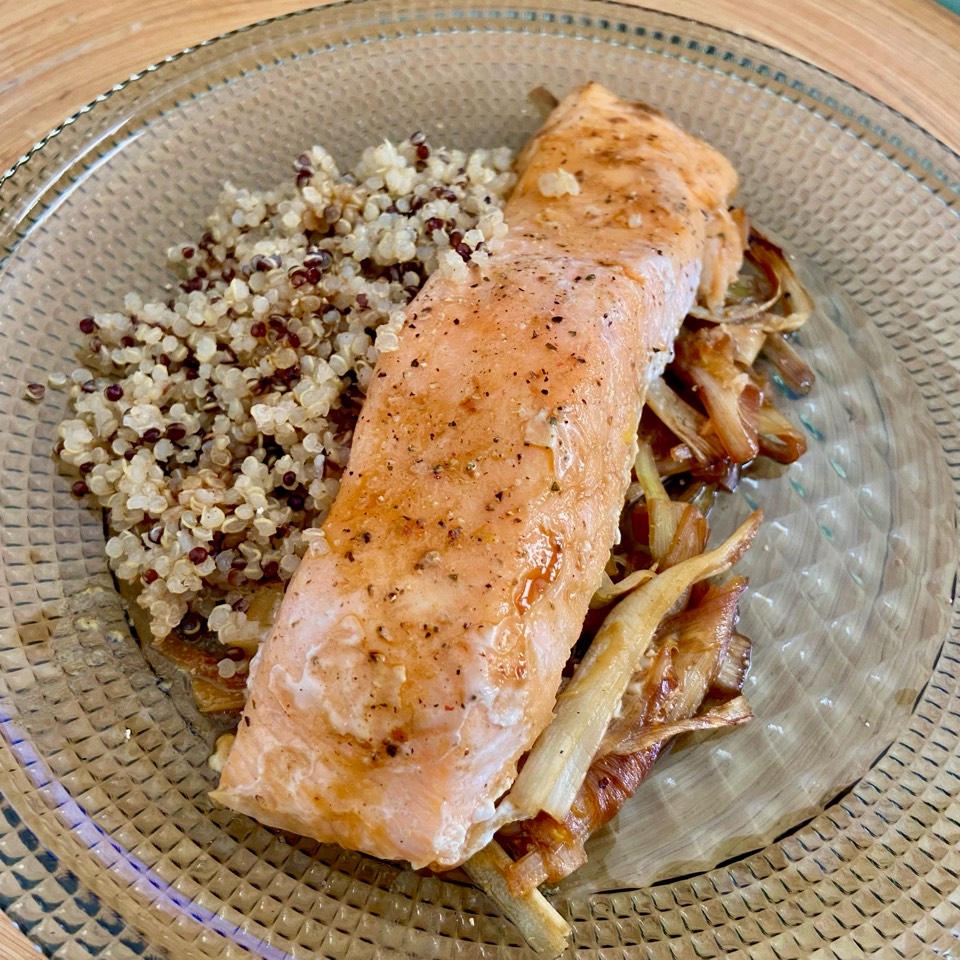 Salmón al papillote con puerro, soja, naranja, jengibre y quinoa 🍣 🍊 🍚 Salmón al papillote con puerro, soja, naranja, jengibre y quinoa 🍣 🍊 🍚