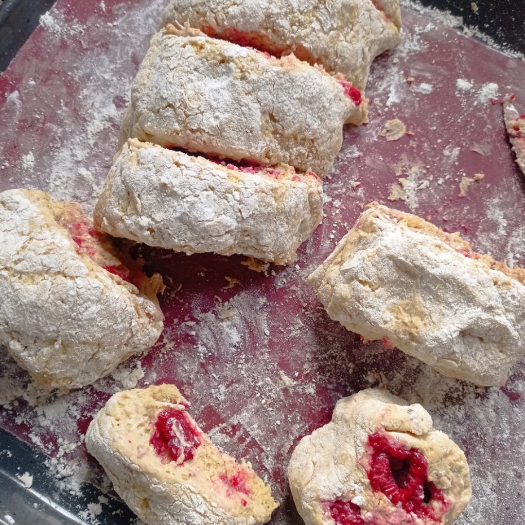 Bollitos rellenos de frambuesas y almendra 🫓 Paso 6 Bollitos rellenos de frambuesas y almendra 🫓 Paso 6