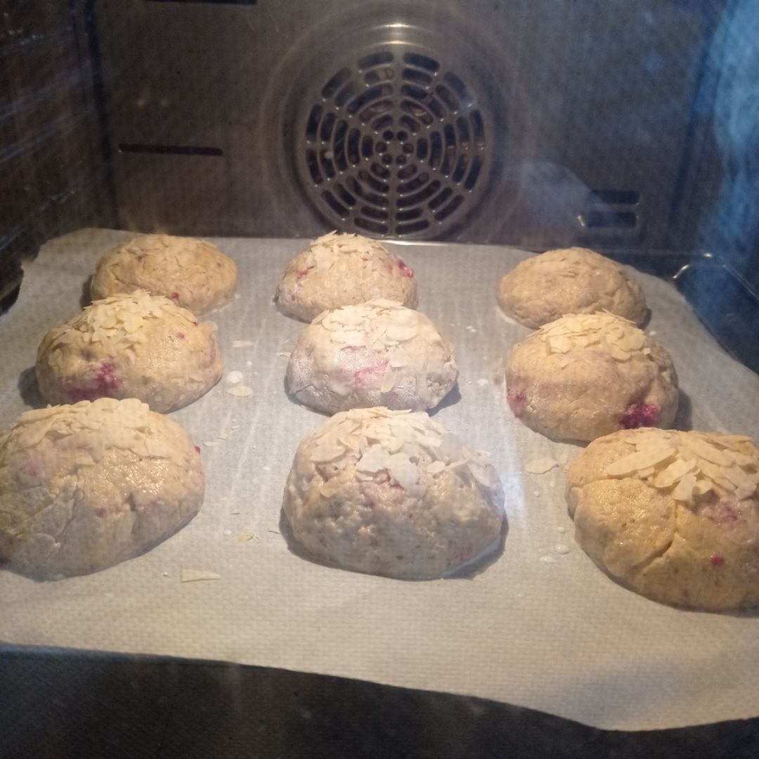 Bollitos rellenos de frambuesas y almendra 🫓 Paso 8 Bollitos rellenos de frambuesas y almendra 🫓 Paso 8