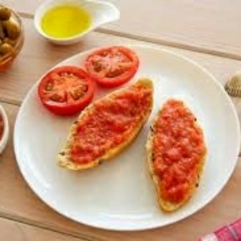 Tostadas de tomate rallado y jamón York con queso Tostadas de tomate rallado y jamón York con queso