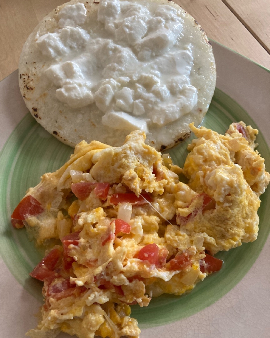 Desayuno al estilo colombiano Desayuno al estilo colombiano